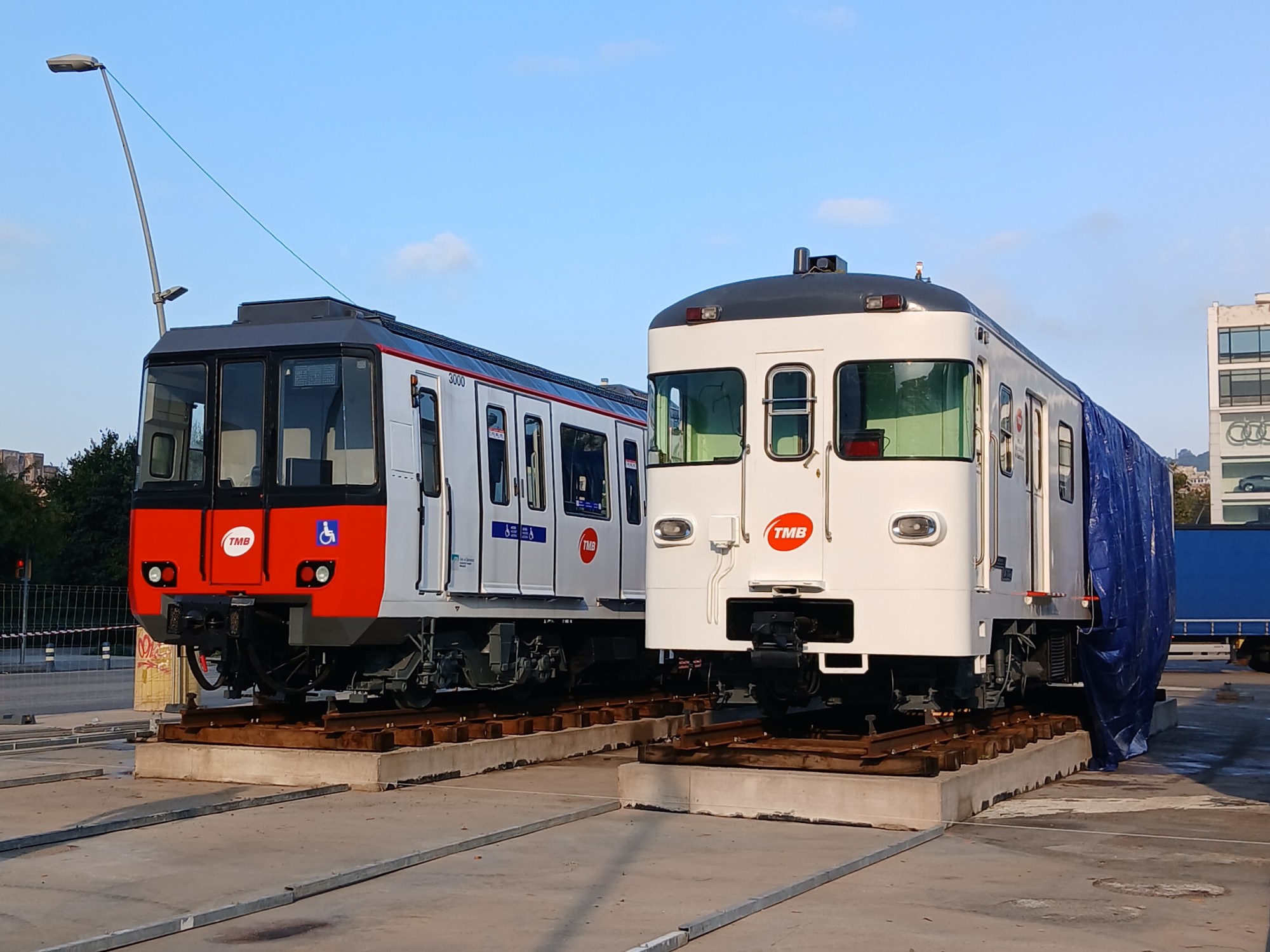 Els dos primers vagons, que s’han instal·lat